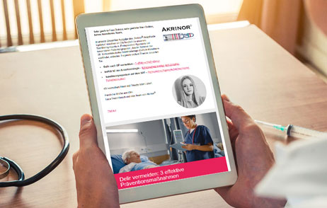 Newsletter Beispiel Arzt schaut sich den Anästhesie-Newsletter an